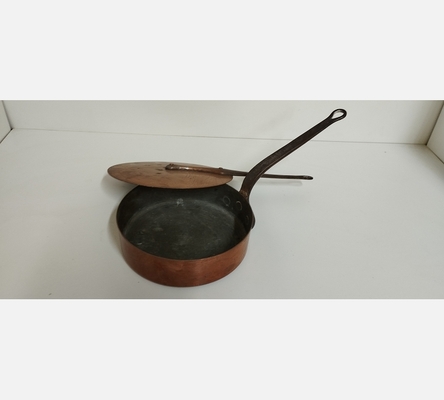 Grande casserole ancienne avec couvercle en cuivre.