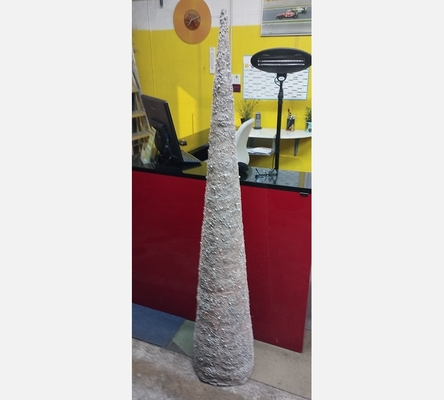 Grande décoration conique. Hauteur 180 cm.