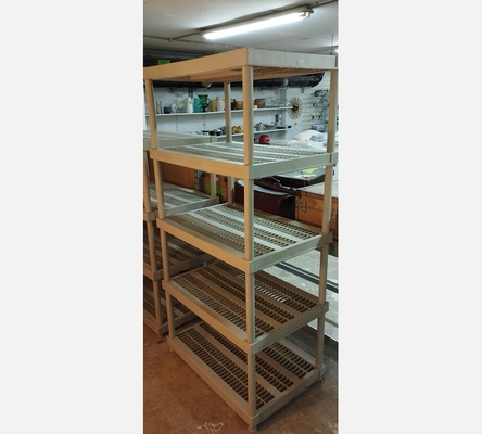 Grande étagère 5 niveaux en plastique gris.