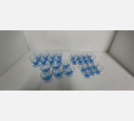 Grande serie de verres à pied bleu