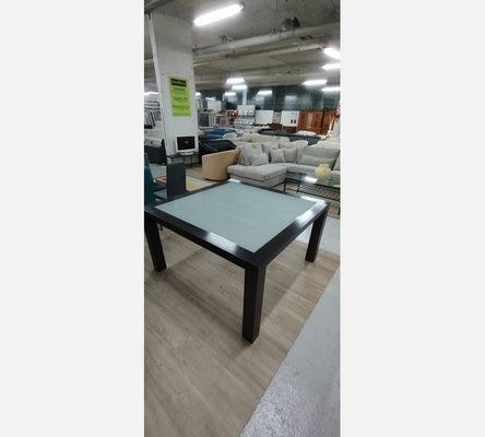 Grande table carrée en bois massif 140/140 cm de chez 'Mobilier de France'.