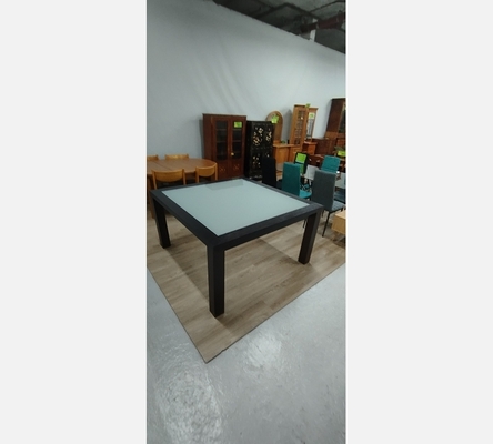 Grande table en bois massif 140/140 cm de chez 'Mobilier de France'.