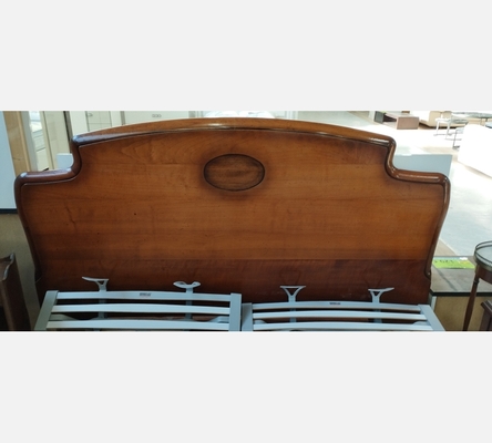 Grande tête de lit en merisier massif pour lit de 160 cm de largeur maximum.