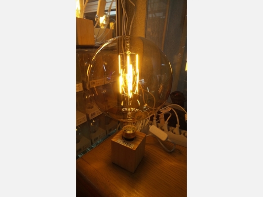 Grosse ampoule à filament LED. Diamètre 20 cm. E27 6W.