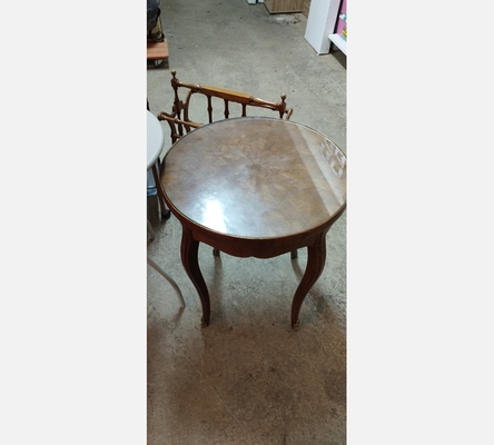 Guéridon style Louis XV en marqueterie dessus verre.