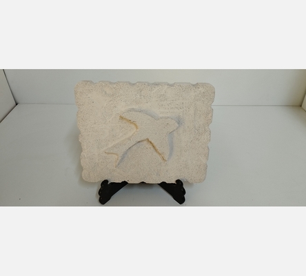 Hirondelle scupltée sur béton cellulaire avec support