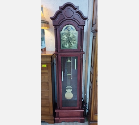 Horloge de parquet teinte bordeaux. Fonctionne à piles.