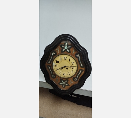 Horloge 'il-de-buf'. Etat de fonctionnement incertain.