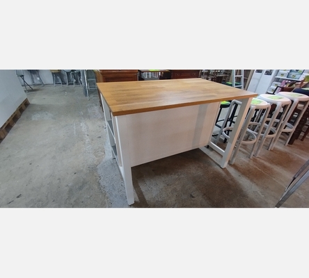 Ilot de cuisine Ikea blanc avec plan de travail en bois massif.