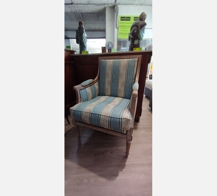 Joli bergère style Louis XVI, bois blanchi, tissu bleu et coussin en plumes.