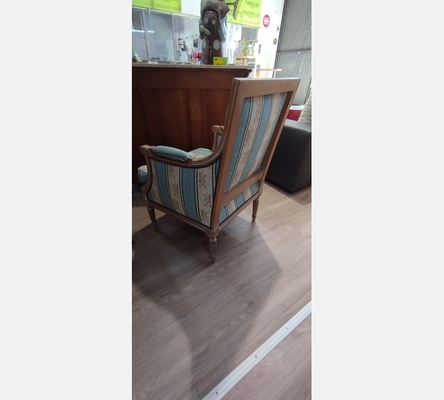 Joli bergère style Louis XVI, bois blanchi, tissu bleu et coussin en plumes.