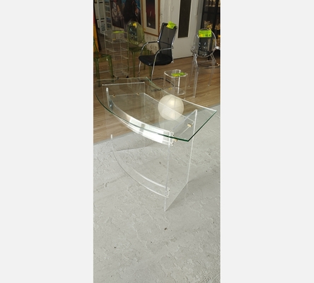 Joli bureau arrondi David Lange en plexiglass et verre.
