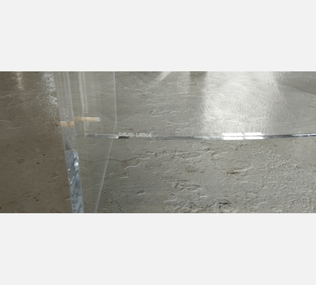 Joli bureau arrondi David Lange en plexiglass et verre.