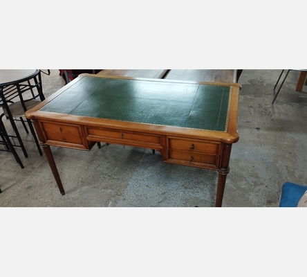 Joli bureau en merisier style Louis Philippe dessus cuir vert avec 5 tiroirs.