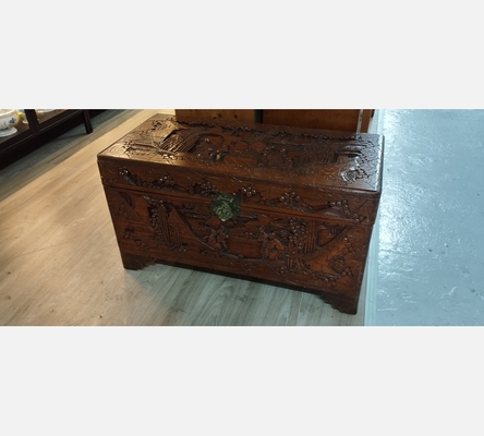 Joli coffre en bois sculpté.