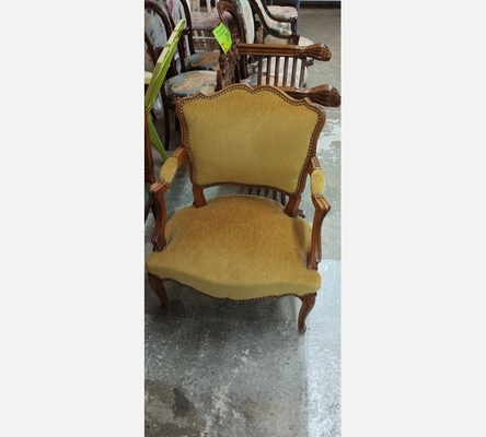 Joli fauteuil style Louis XV en velours moutarde.