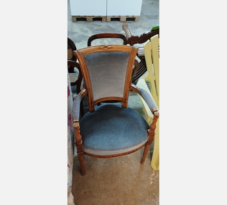 Joli fauteuil style Louis XVI Directoire en velours bleu.