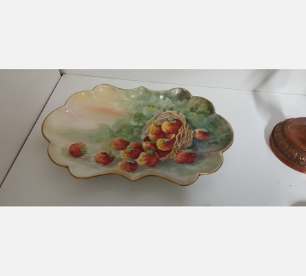 Joli plat en porcelaine fine décor aux fraises signé R. Brisson