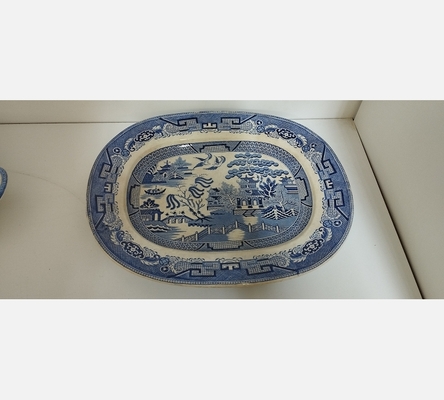 Joli plat oblong en céramique blanche à décor asiatique bleu.