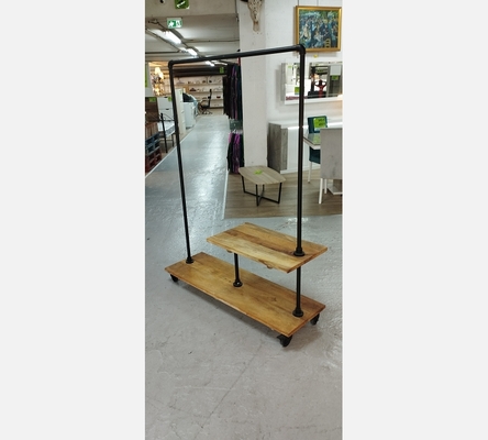 Joli portant à vêtements en fer et bois massif Maison du Monde.