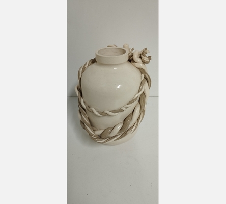 Joli vase en céramique crème à décorations de torsades. Signé Roy Hamilton.