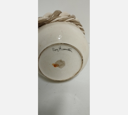 Joli vase en céramique crème à décorations de torsades. Signé Roy Hamilton.