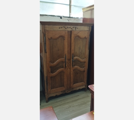Jolie armoire provençale ancienne en merisier.