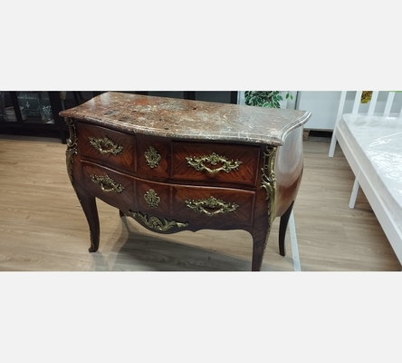 Jolie commode 3 tiroirs, style Louis XV, dessus marbre et ornements bronze doré
