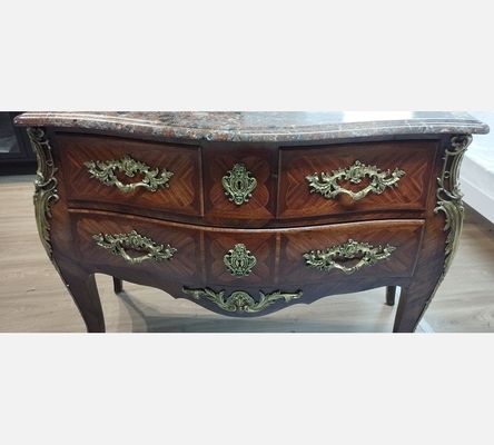 Jolie commode 3 tiroirs, style Louis XV, dessus marbre et ornements bronze doré
