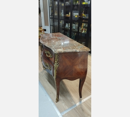 Jolie commode 3 tiroirs, style Louis XV, dessus marbre et ornements bronze doré