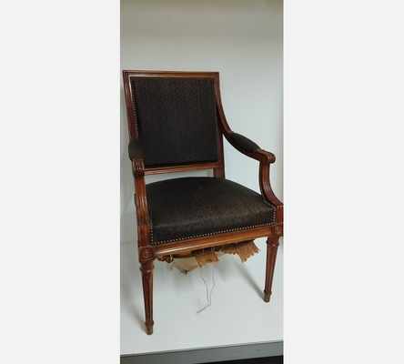 Jolie fauteuil style Louis XVI à restaurer.