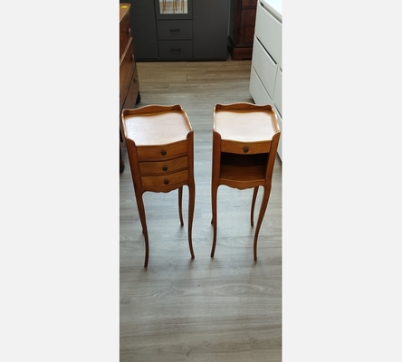 Jolie paire de chevets en merisier style Louis XV, 1 avec 1 tiroir, 1 avec 3 tir