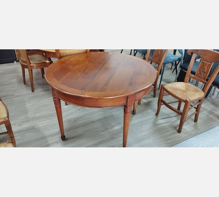 Jolie table ronde style Louis Philippe en merisier, avec 2 allonges.