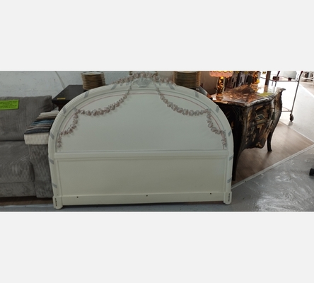 Jolie tête de lit 1920 blanche avec décorations.