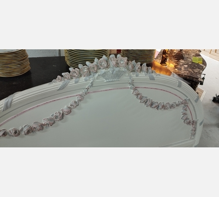 Jolie tête de lit 1920 blanche avec décorations.