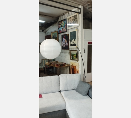 Lampadaire arc noir avec boule blanche.