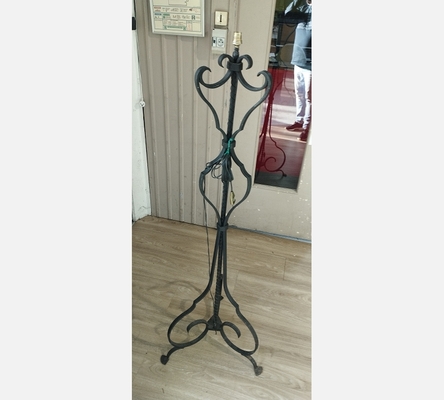 Lampadaire en fer forgé.