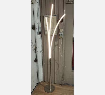 Lampadaire LED à 3 branches avec bouton de réglage d'intensité lumineuse.