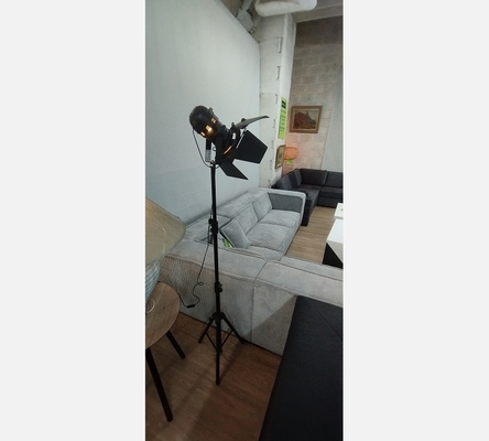 Lampadaire projecteur cinéma.