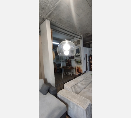 Lampadaires arcs en acier avec globe en plastique transparent.