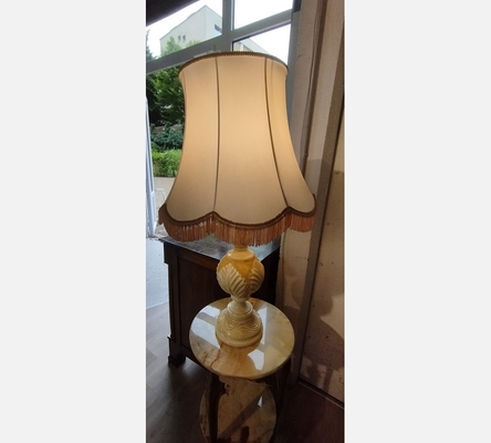 Lampe en albâtre avec abat-jour