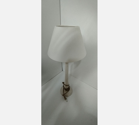 Lampe en bois blanc avec abat-jour