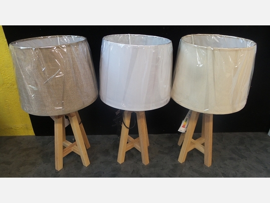 Lampe en bois style scandinave avec abat-jour.