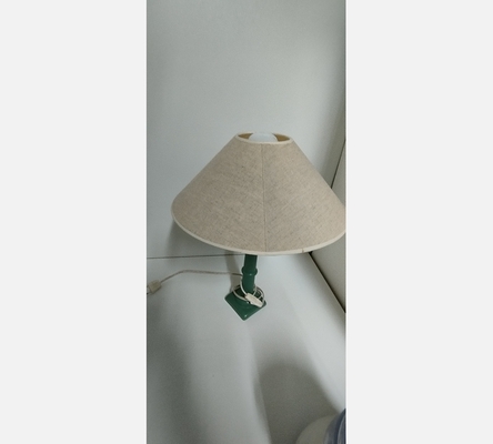 Lampe en céramique verte.