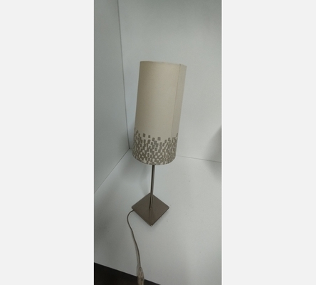 Lampe en métal gris.