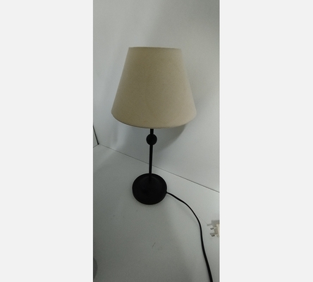 Lampe en métal noir.
