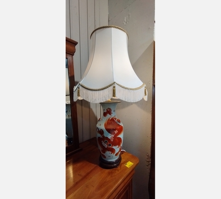 Lampe en porcelaine décor de lions rouges.