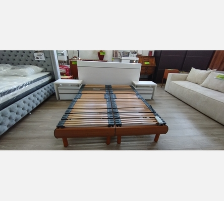 Lit 2x80/190CM électrique avec téte de lit et 2 tables de nuit.