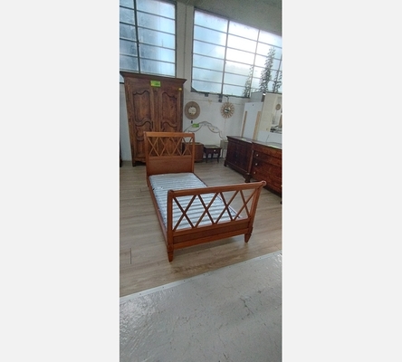 Lit 90 x190 CM avec cadre à lattes .