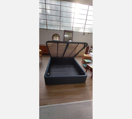 Lit coffre en tissu bleu vert 140/190 cm avec sommier intégré.